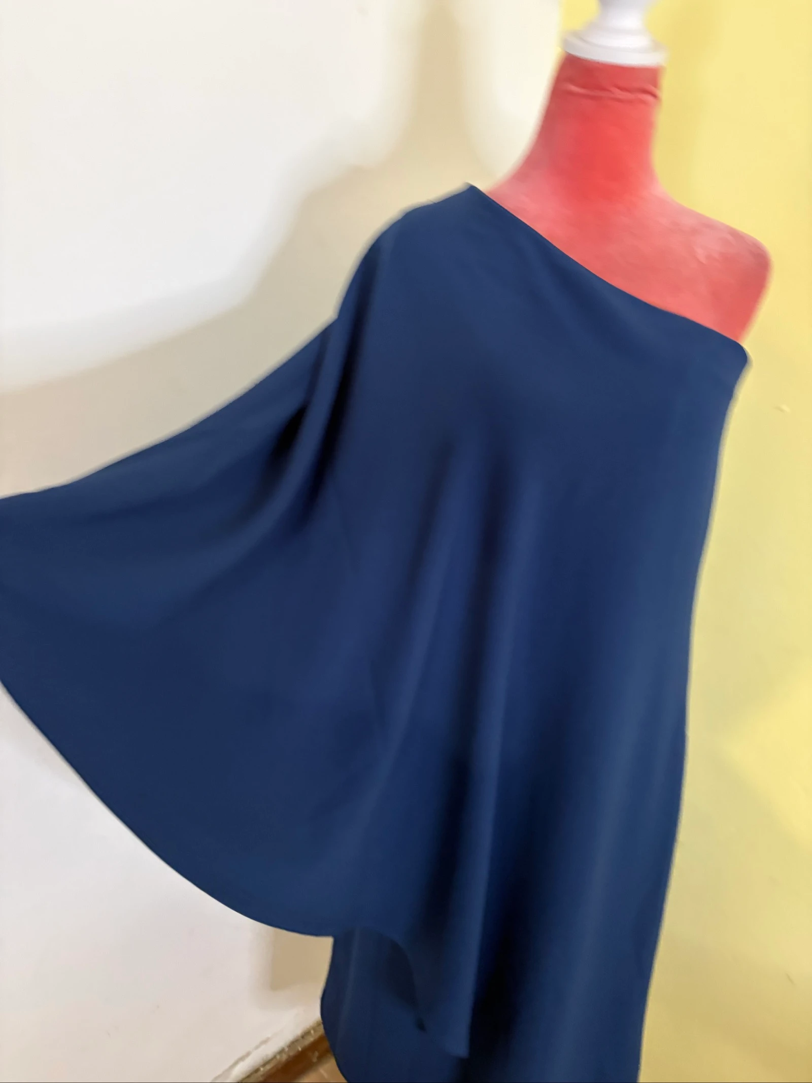 Robe Midi Bleu Marine Une Épaule avec Manche Asymétrique Enveloppante – photo 3